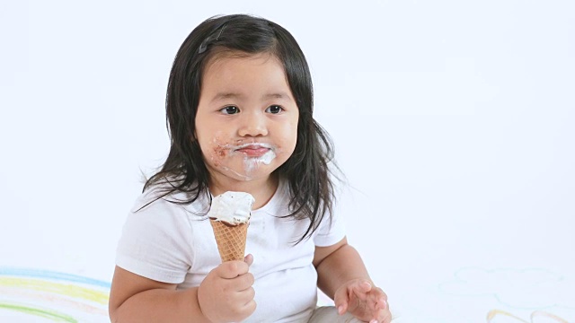 吃冰淇淋的孩子