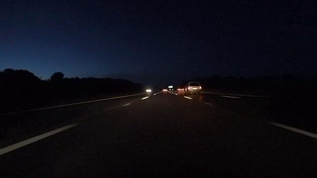 夜间驾驶州际公路，换车道