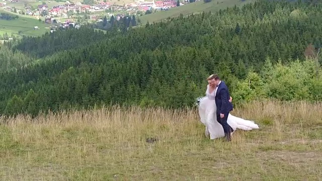 一对新婚夫妇在大峡谷附近散步