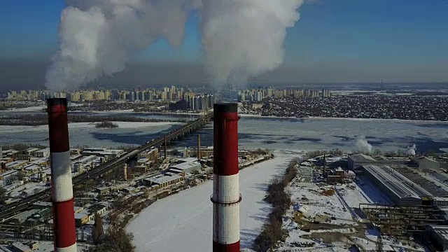 工厂周围的工业景观。向大气中冒烟的管道