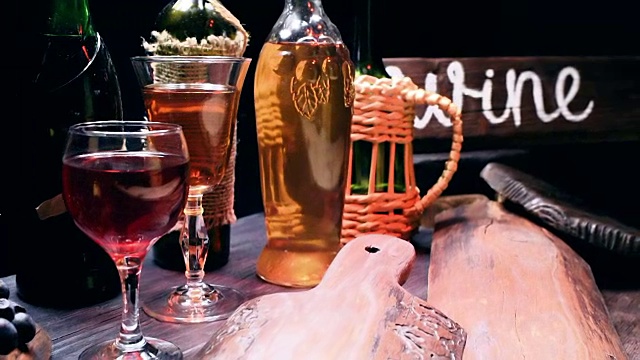 带有乡村招牌的酒庄柜台