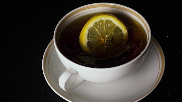 15、一杯茶中滴一片柠檬，莫慢莫慢