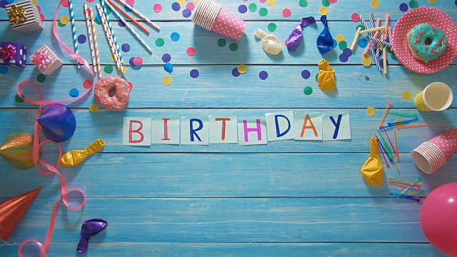 詳情圖-頂視圖的人把“生日”字放在桌子上，上面裝飾著生日