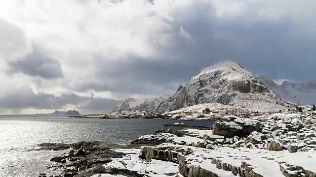 4K时间的俯视图风景雪山与多云和湖在罗浮敦群岛，挪威