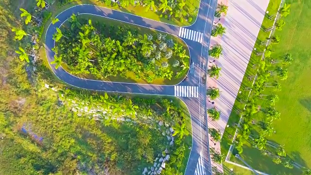 空中镜头美丽的足球场和公园旁边的一个湖在早上，俯视图