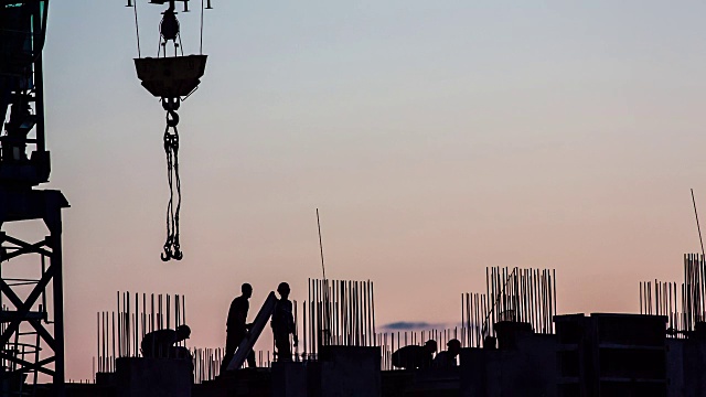 详情图-在多层建筑工地上的工人们