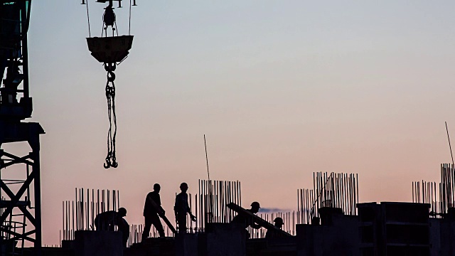 详情图-在多层建筑工地上的工人们