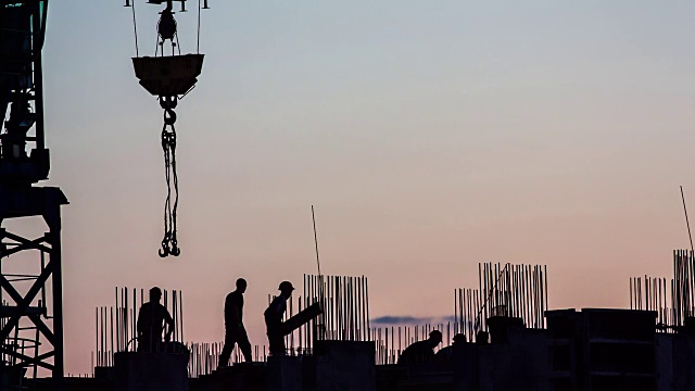 详情图-在多层建筑工地上的工人们