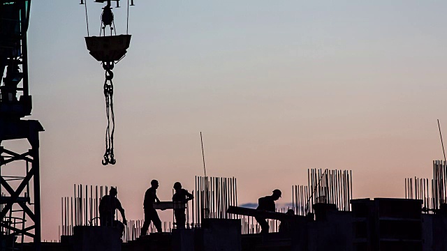 详情图-在多层建筑工地上的工人们
