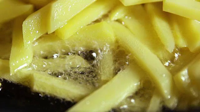 自制炸薯条。在滚烫的油里煎炸薯条