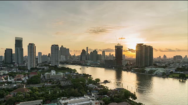 詳情圖-4K時(shí)間流逝曼谷城市景觀河岸與湄南河在日出時(shí)間與白天到晚上的概念