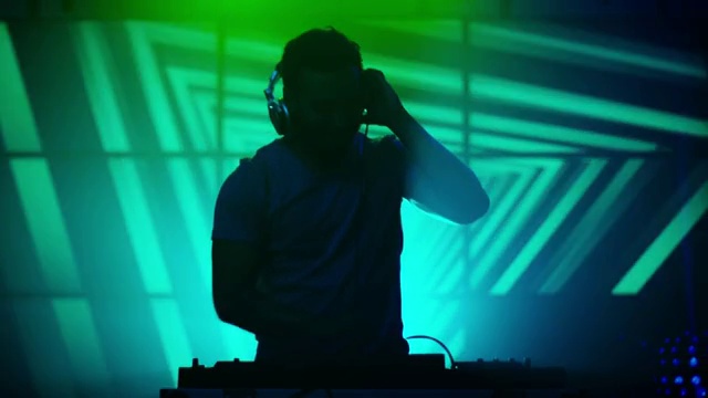 详情图-在夜总会播放音乐的背光DJ。DJ剪影。明亮的动画背景。