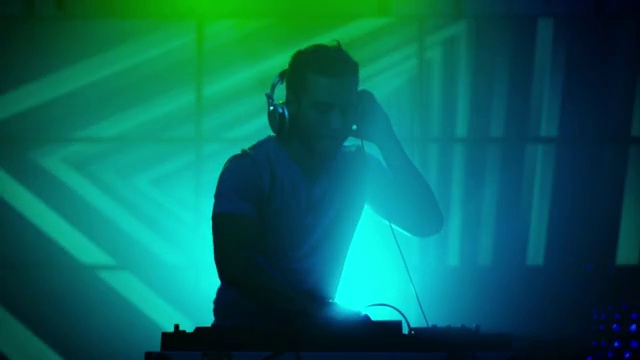 详情图-在夜总会播放音乐的背光DJ。DJ剪影。明亮的动画背景。