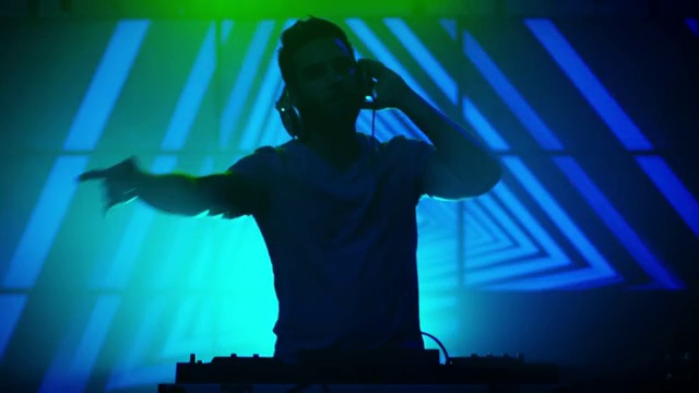 详情图-在夜总会播放音乐的背光DJ。DJ剪影。明亮的动画背景。