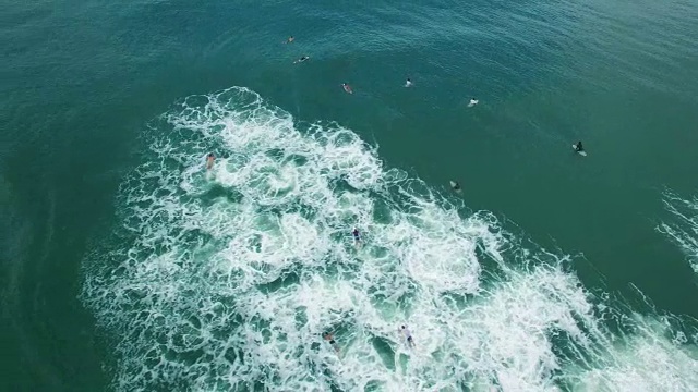 鸟瞰海浪拍打着冲浪者