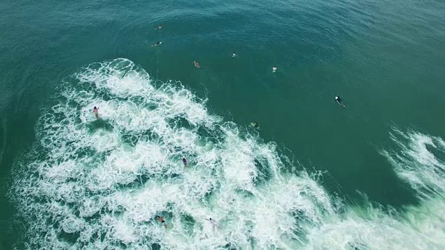 詳情圖-鳥瞰海浪拍打著沖浪者