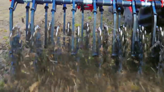 详情图-斯坦尼康跟踪镜头:一个特写的一部分农业机器是一个旋转的中耕机。处理地面以清除杂草和防止土壤干燥