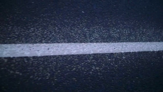 道路标记。汽车正沿着道路行驶。