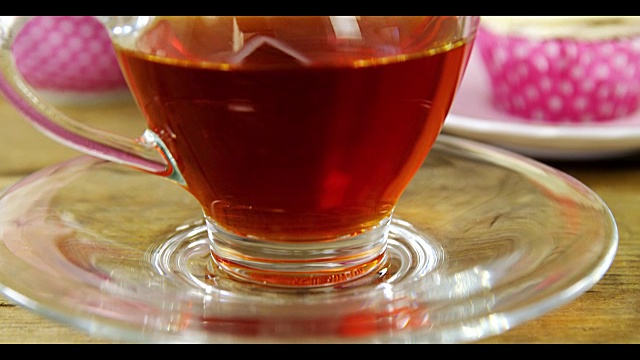 纸杯蛋糕，茶，花瓶和母亲节贺卡在托盘里