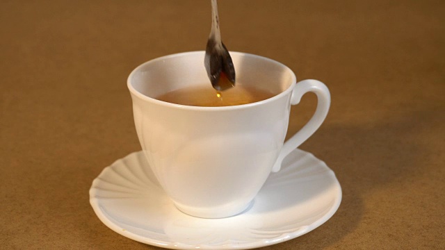 在茶里泡茶包