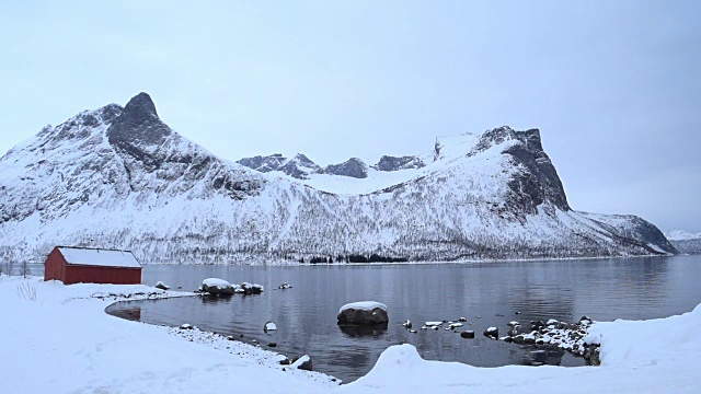 挪威北部Senja岛的伯格斯峡湾山脉