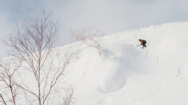 滑雪板背面540空气自然山跳旋转戏法帽子飞走