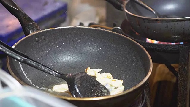 厨师烹制泰式炒粉虾