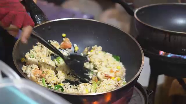 厨师烹制泰式炒粉虾