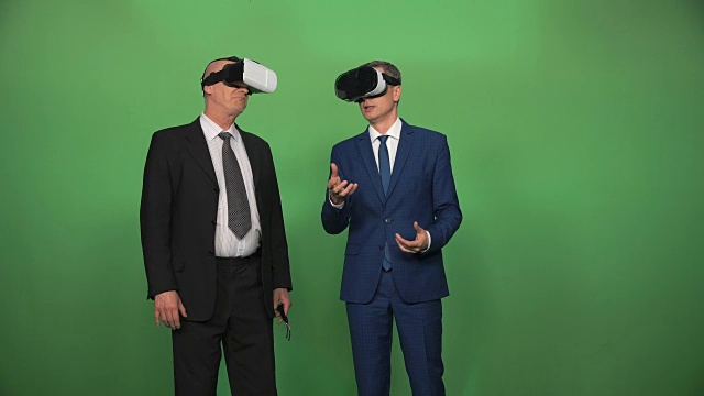 詳情圖-兩個商人使用VR頭盔
