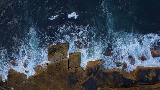 波撞击岩石