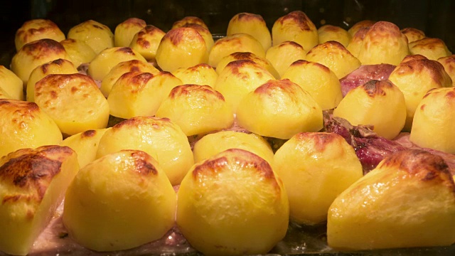 在烤箱里煮肉和土豆，4K延时