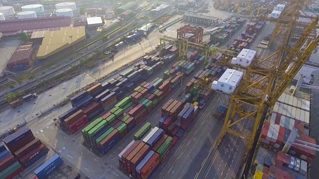 鸟瞰图商业港口和集装箱船与早晨的阳光