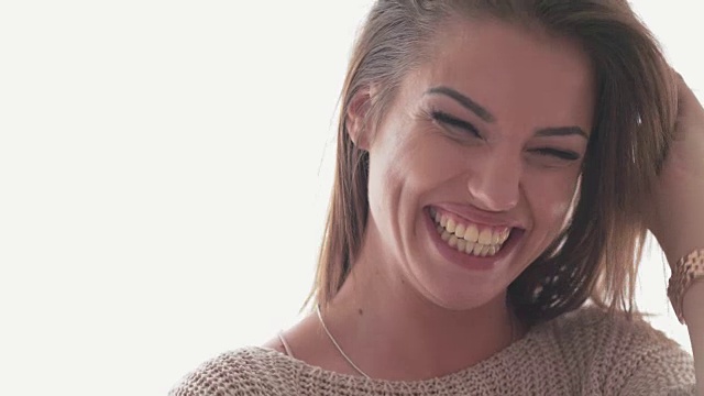 一个笑着的年轻女人的肖像