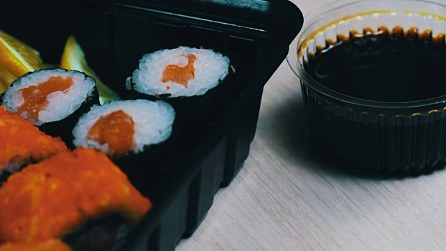 新鲜的日本姜芥末寿司和面包卷，中式木条