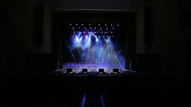 舞台灯光，音乐会前灯光表演测试。