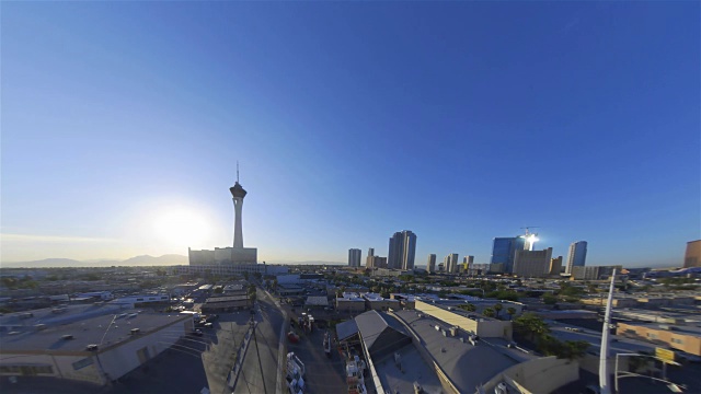 时间流逝，日出在拉斯维加斯天际线宽