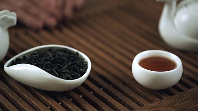传统的中国茶道。女性手套中国茶杯特写