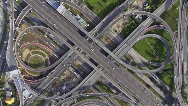 空中高速公路连接。繁忙的公路鸟瞰图。