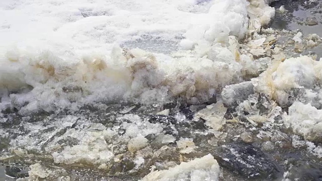 融化的冰沿河流动