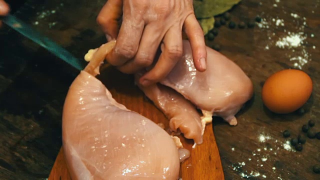 女性用手切生鸡肉