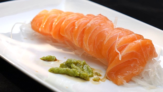 筷子挑三文鱼刺身日本食品