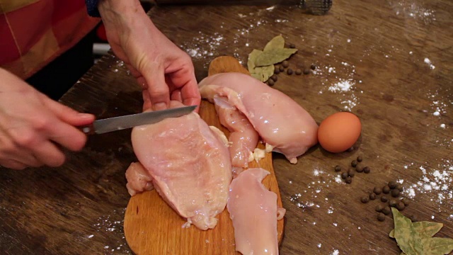 女性用手切生鸡肉