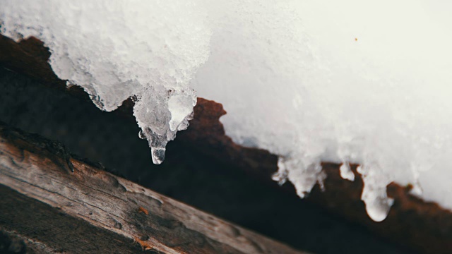 春雪在屋顶上融化