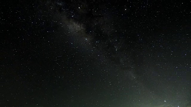 银河系在天空中移动的4k时间间隔
