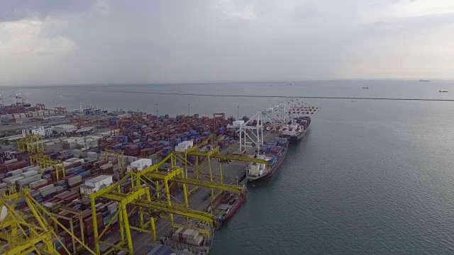 航拍泰国国际港口和集装箱船