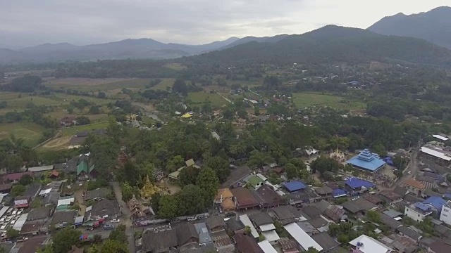 鸟瞰图:宁静的村庄靠近泰国北部的主要河流