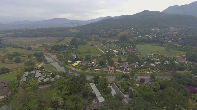 详情图-鸟瞰图:宁静的村庄靠近泰国北部的主要河流