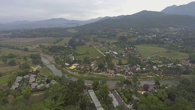 详情图-鸟瞰图:宁静的村庄靠近泰国北部的主要河流