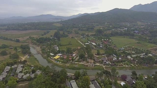 详情图-鸟瞰图:宁静的村庄靠近泰国北部的主要河流