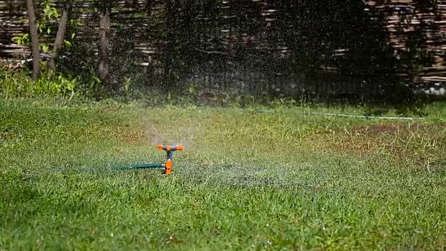 花园洒水器浇草